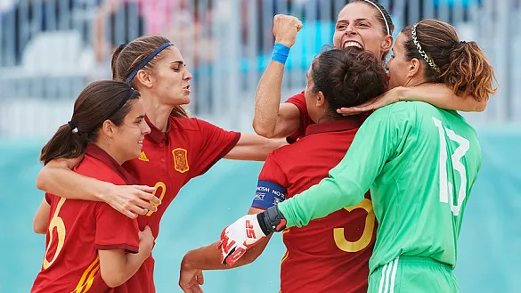 Las jugadoras españolas se abrazan después de un gol