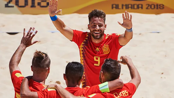 Eduard celebra un gol con sus compañeros de equipo