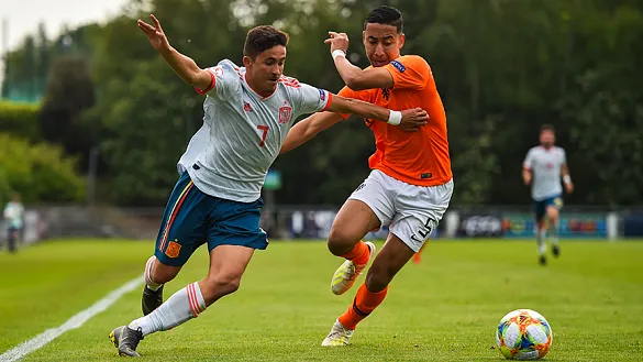 Yeremi Pino puja por el balón con un holandés