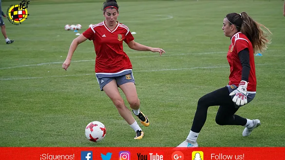 La jugadora internacional Alicía García intenta regatear a María Isabel Rodríguez