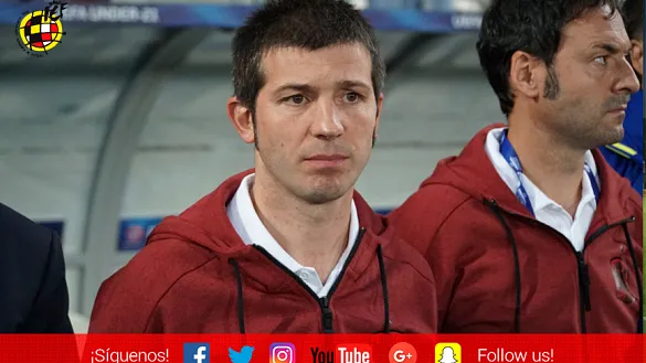 Albert Celades en un banquillo con Santi Denia