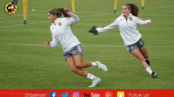 Maite Oroz persigue a Natalia Ramos durante el entrenamiento 