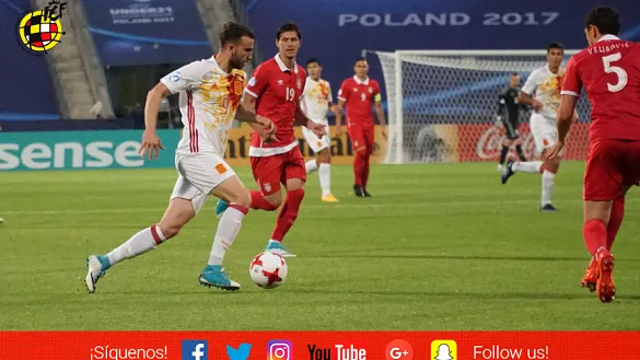 Borja Mayoral avanza perseguido por un jugador serbio