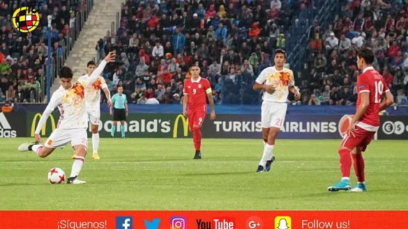 Soler remata ante la mirada de Rodri Hernández