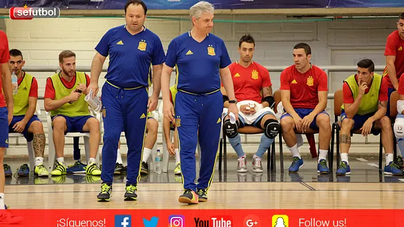 José Venancio López da instrucciones a los suyos en Medellín
