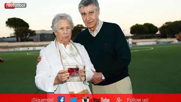 José Eulogio Gárate entrega el Dorsal de Leyenda de la Selección a Amparo, viuda de Ramón Grosso