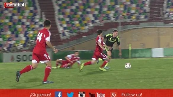 Saúl conduce un balón ante Georgia