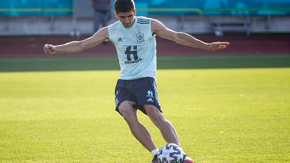 Gerard Moreno dispara a puerta durante el entrenamiento de la Selección española