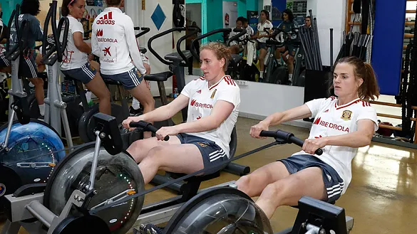Irene Paredes y Mariasun Quiñones trabajan en el gimnasio