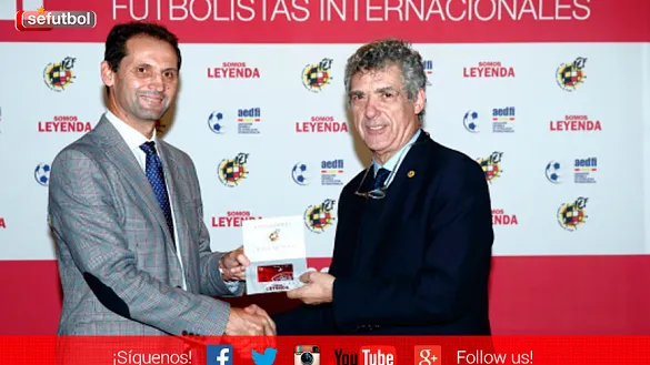Fernando Giner entrega a el presidente de la RFEF el carnet de AEdFI