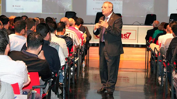 Ginés Meléndez se dirige a la audiencia durante la charla