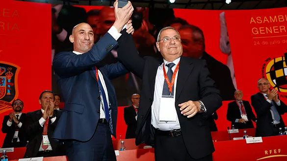 Ginés Meléndez recibe la insignia de oro y brillantes de manos de Luis Rubiales