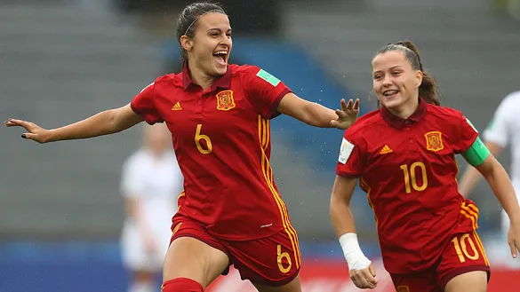 Irene celebra el gol con Claudia Pina