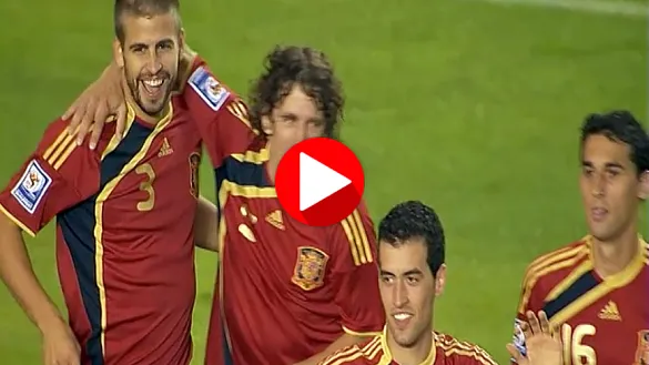 Los defensas de la Selección española celebran un golazo combinativo