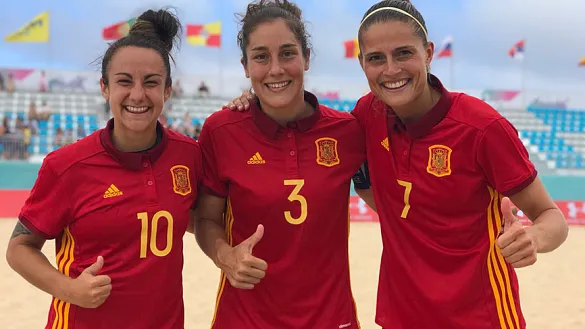 Las tres goleadoras posan tras el partido