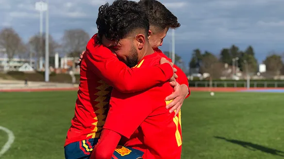 Adri y Germán celebran uno de los goles del partido