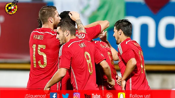 Los jugadores se abrazan tras un gol ante Costa Rica