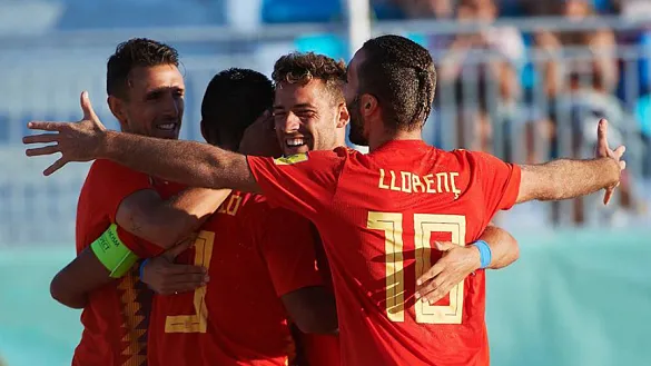 Los jugadores de España de abrazan tras un gol