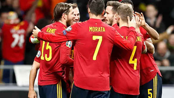 Los jugadores de la Selección española celebran un gol