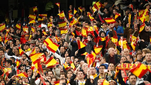 La grada del Santiago Bernabéu repleta de banderas españolas