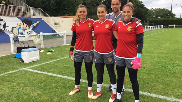 Javier López Vallejo entrena diariamente en Francia a Cata Coll, Noelia Ramos y María Isabel Rodríguez