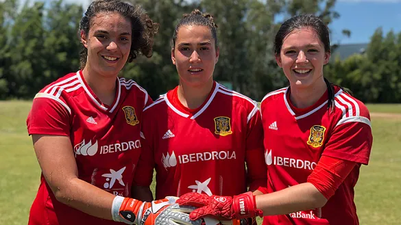 María, Cata y Paula posan después del entrenamiento