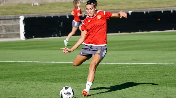 Patricia Guijarro remata a puerta durante el entrenamiento