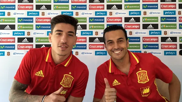 Héctor Bellerín y Pedro en la Selección española