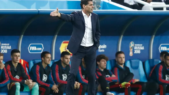 El Seleccionador nacional Fernando Hierro da instrucciones durante el encuentro frente a Marruecos