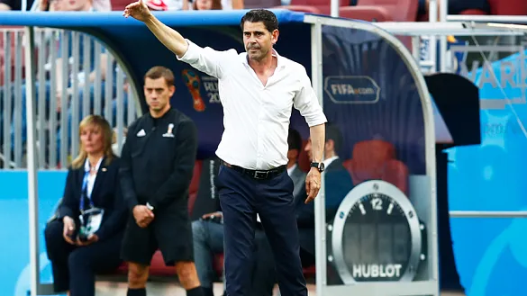 El Seleccionador nacional Fernando Hierro da instrucciones durante el encuentro frente a Rusia