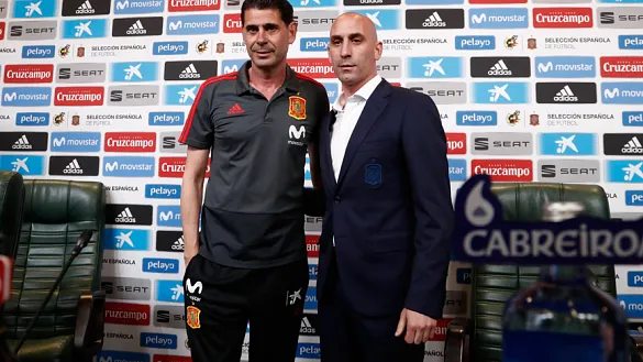 Fernando Hierro y el Presidente de la RFEF, Luis Rubiales, posan antes de su comparecencia en Krasnodar