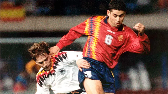 Hierro disputa un balón ante Alemania