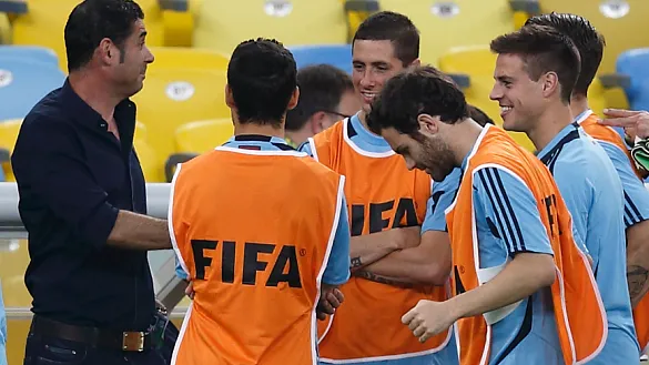 Hierro habla con jugadores de la Selección