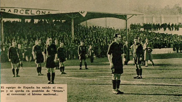 Los jugadores de la Selección escuchan el himno en enero de 1935