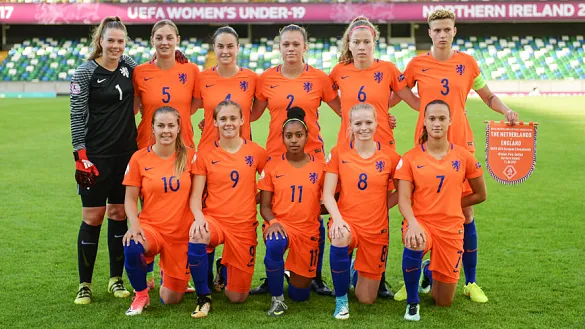 La selección Sub-19 femenina de Holanda posa antes de un partido del presente Campeonato de Europa