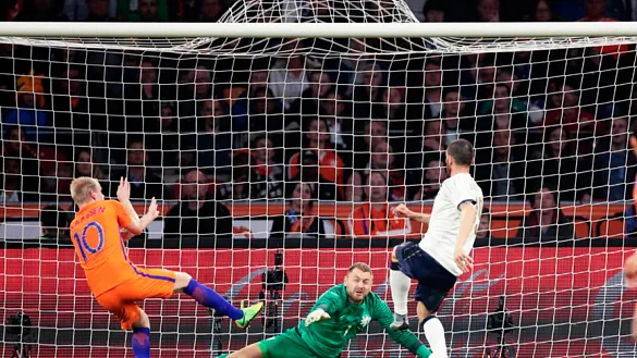 Bonucci marca para Italia en el estadio Amsterdam Arena