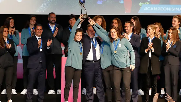 Las campeonas mundiales reciben un caluroso homenaje en Las Rozas