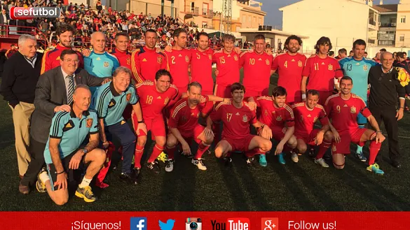 La Selección Española de Leyendas posa sobre el campo de El Hornillo de Huércal-Overa