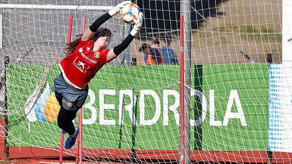 Gran estirada de la guardameta de la Sub-16