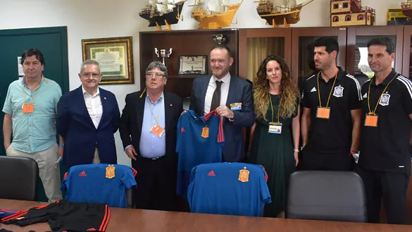 Los representantes de la RFEF en el centro penitenciario Sevilla II