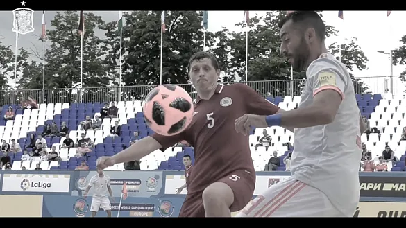 Antonio pugna por un balón