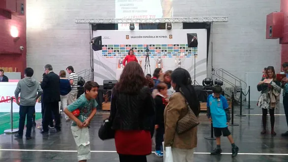 Los aficionados riojanos acuden a fotografiarse con los trofeos de la Selección en Logroño