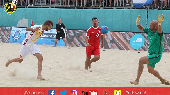 Llorenç marcando frente a Polonia