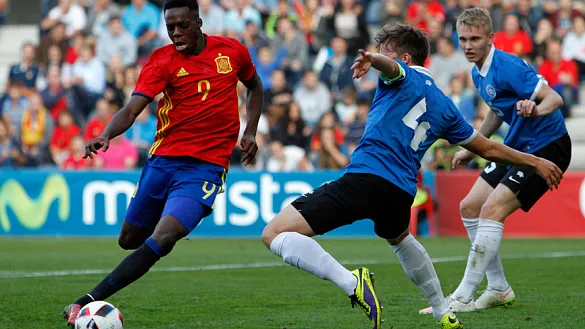 Iñaki Williams controla un balón con la Sub-21 española