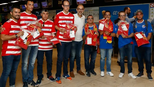 Los jugadores de fútbol playa inclusivo posan en la terminal del aeropuerto Adolfo Suárez Madrid-Barajas