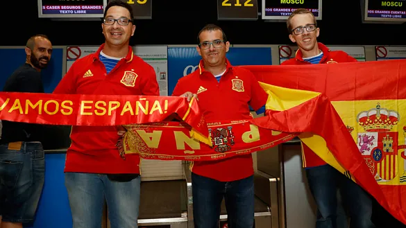 Los jugadores de fútbol playa inclusivo posan en la terminal del aeropuerto Adolfo Suárez Madrid-Barajas