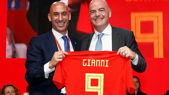Gianni Infantino, presidente de FIFA, posa junto a Luis Rubiales durante la Asamblea General de la RFEF