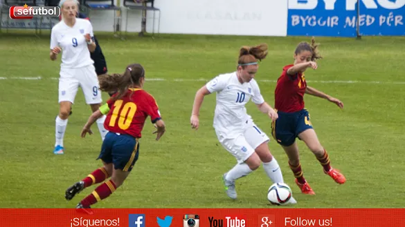 Maite Oroz y Laia Alexandri pelean por el balón con una rival