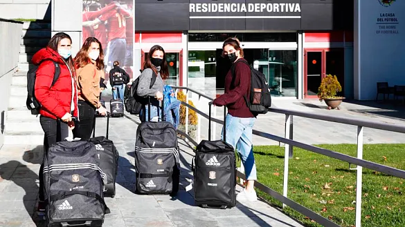 Las jugadoras de la Selección española femenina a su llegada a la Ciudad del Fútbol 