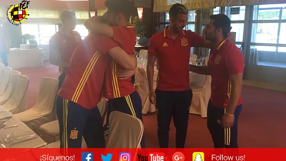 Los jugadores de la Selección Sub-21 se saludan en Las Rozas